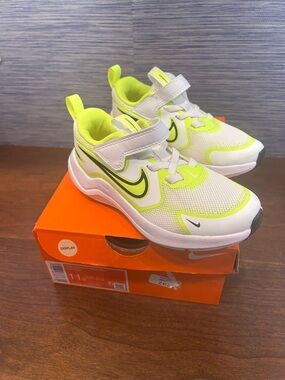 NWT Nike boys cosmic runner (psv) sneakers shoes size 11c